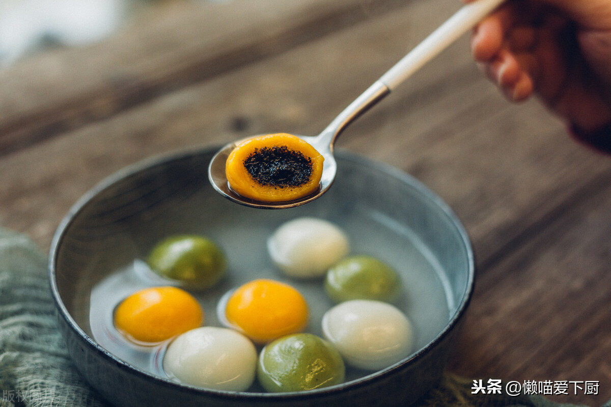 速冻汤圆(yuan)冷水煮还是热水煮（速冻汤圆到底是冷水下锅还是开水）